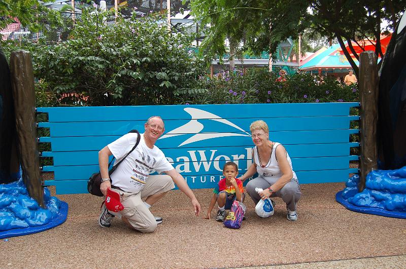DSC_0339.JPG - Mark, Octavious and Deb at Sea World, Orlando
