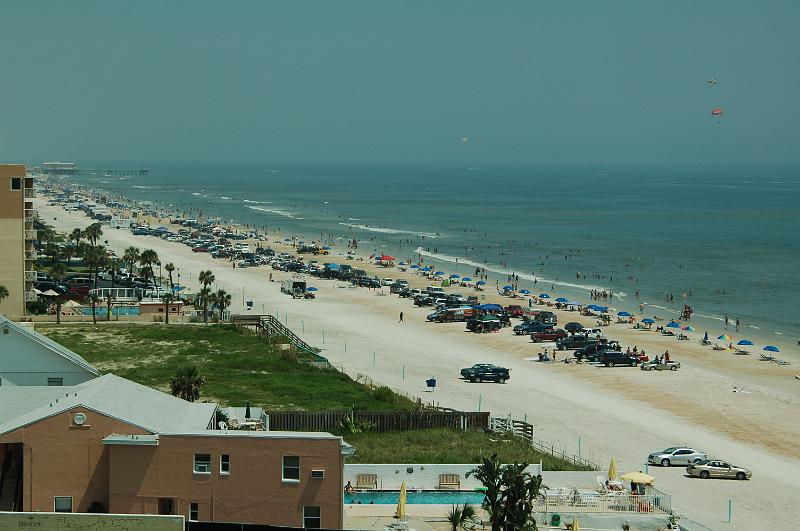 DSC_7419.JPG - The beach filling up on a perfect hot morning