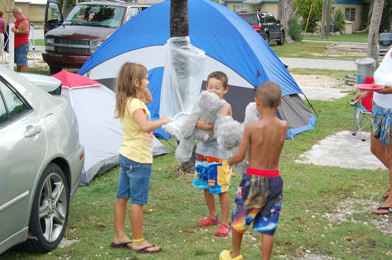 DSC_9181.JPG - Florida Keys - Victoria giving Matthew and Octavious their hippos