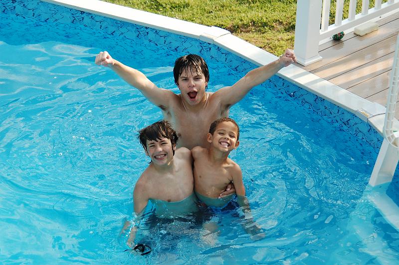 DSC_6325.JPG - Jeremy, Victor and Octavious in the pool