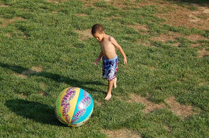DSC_6340.JPG - Octavious playing with the pool ball