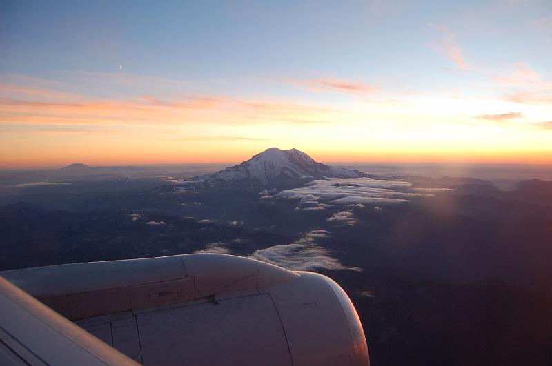 01.JPG - Mt Ranier seen from the window of the flight from Houston-Seattle-Anchorage