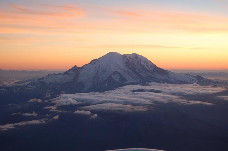 02.JPG - Mt Ranier seen from the window of the flight from Houston-Seattle-Anchorage