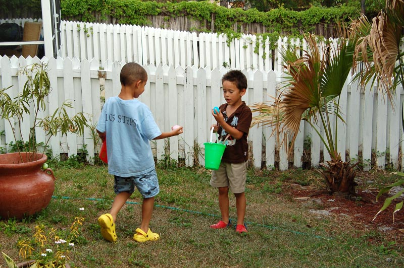 Easter_003.JPG - Octavious and Matthew searching for Easter eggs