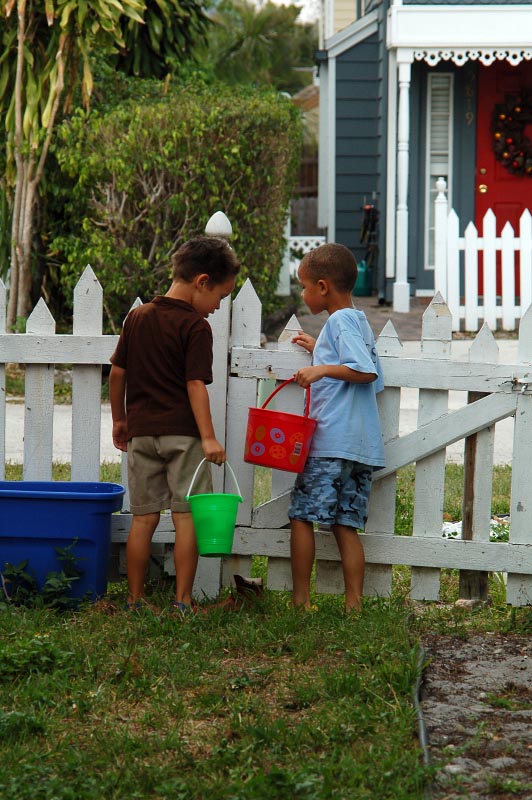 Easter_014.JPG - Octavious and Matthew searching for Easter eggs