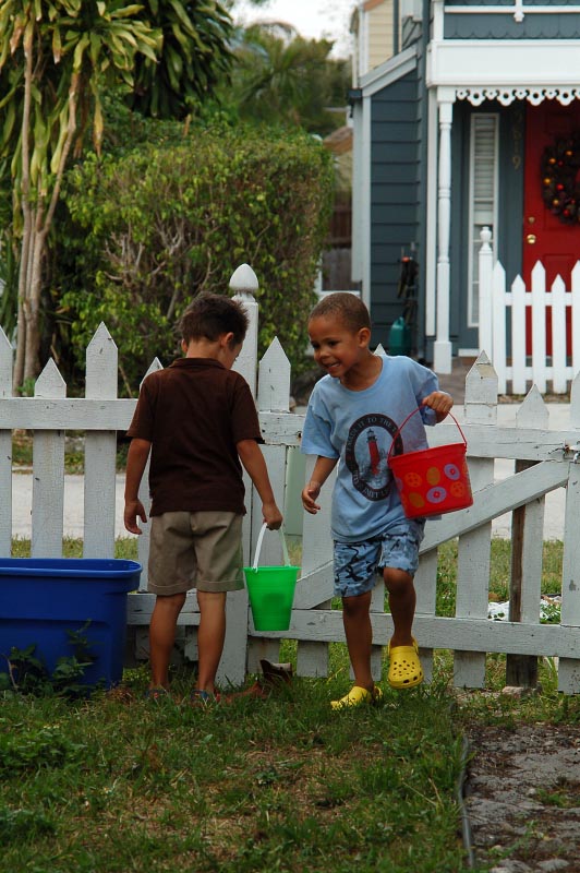 Easter_015.JPG - Octavious and Matthew searching for Easter eggs