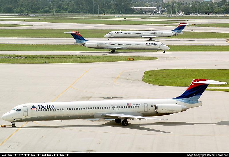 19702_1162326638.jpg - Delta MD-80's lined up at Palm Beach International