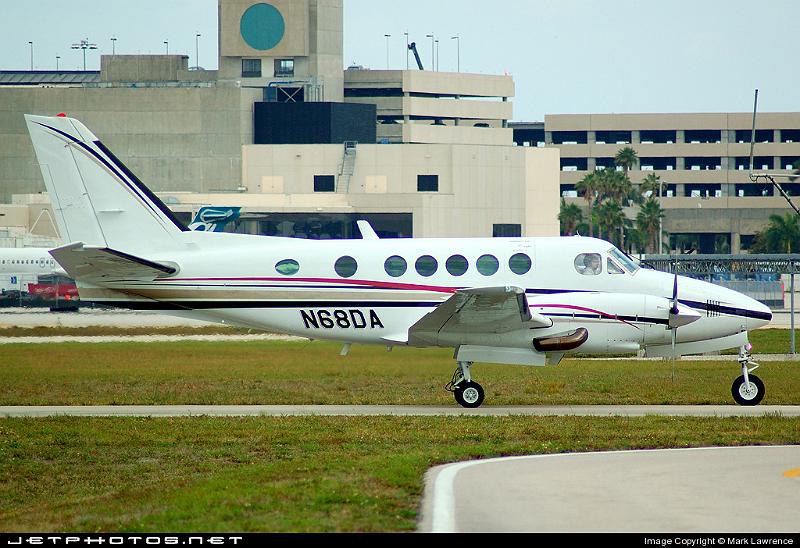22767_1177552509.jpg - Beechcraft King Air taxiing in to parking at Palm Beach International