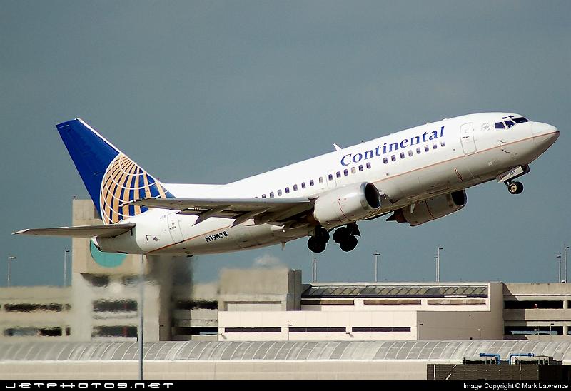 49257_1169518809.jpg - Continental B737-500 departing Palm Beach International