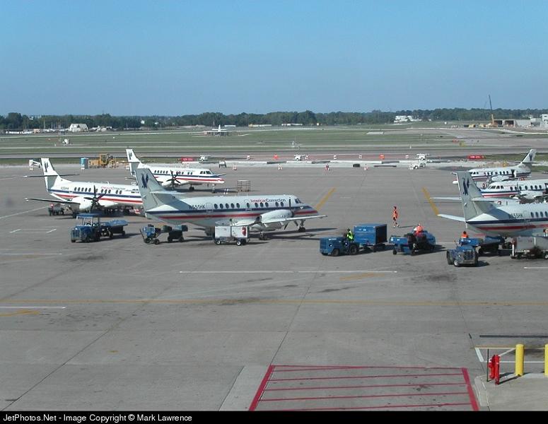 87052_1064941321.jpg - American Connection Jetstrream 41s parked at Lambert St Louis International