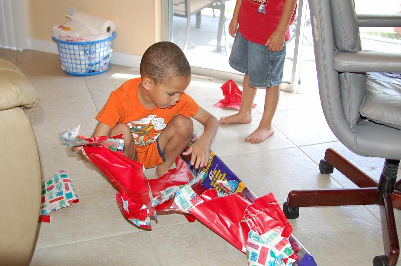 DSC_5159.JPG - Octavious opening his presents