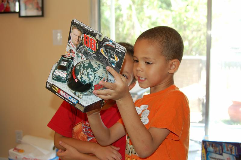 DSC_5160.JPG - Octavious opening his presents