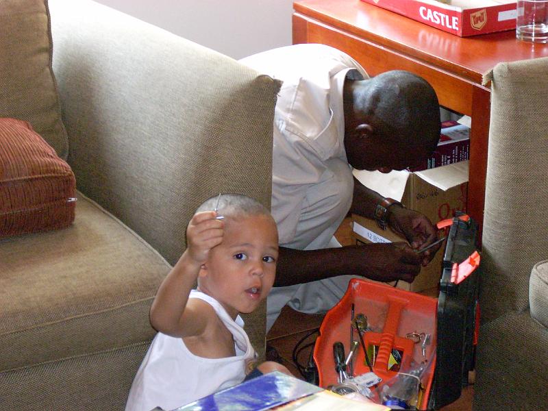 DSCN0143.JPG - Octavious being helpful with the maintenance man at Sun City