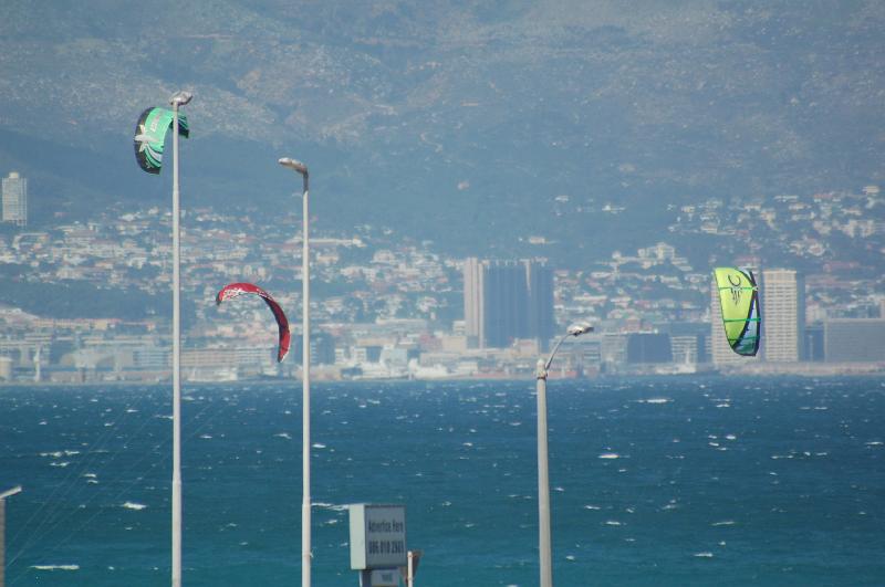 DSC_4295.JPG - Kite boarders in the heavy south easter wind in Table Bay, Cape Town